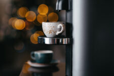 Kaffeetasse auf Kaffeevollautomat